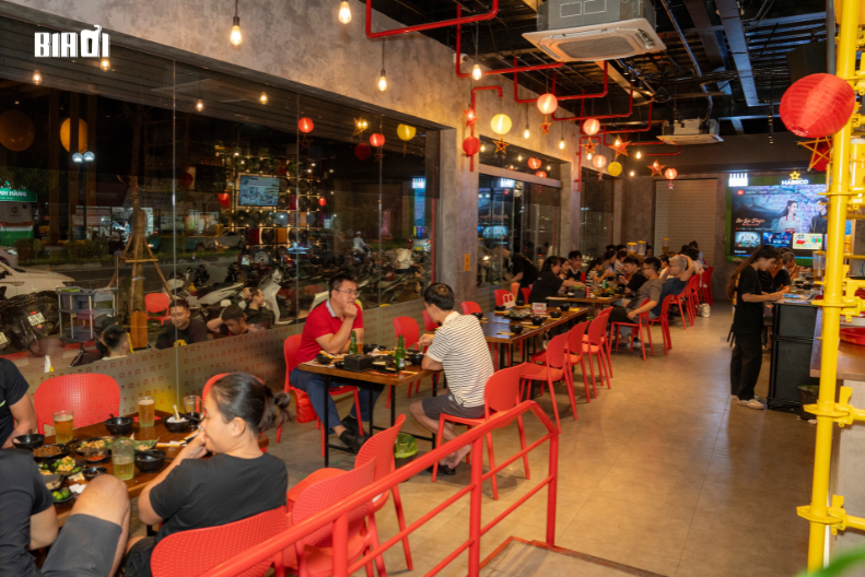 Không gian Bia Ơi Hồng Tiến - rộng rãi, thoáng mát, thiết kế mang đậm chất bia hơi Hà Nội