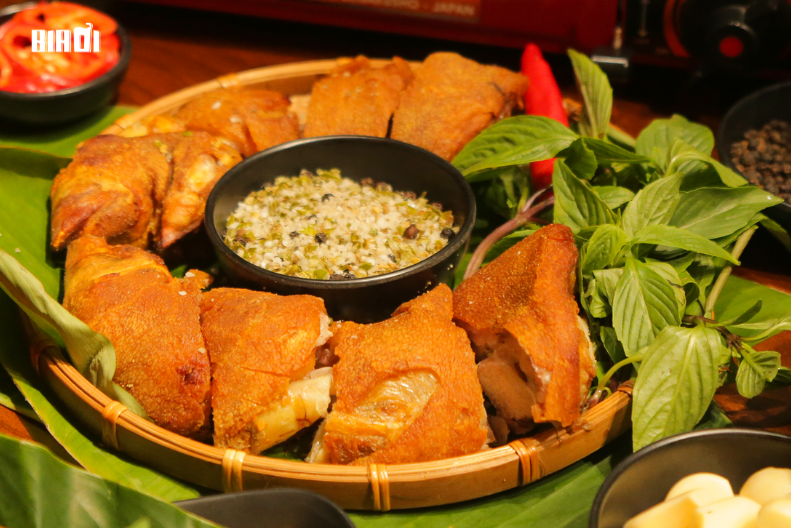 Món móng giò chiên muối ớt xiêm giòn rụm, đậm đà tại quán Bia Ơi, Hà Nội - biaoi.vn