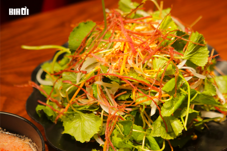 Món nộm rau má khô bò thanh mát, hấp dẫn tại quán Bia Ơi - biaoi.vn