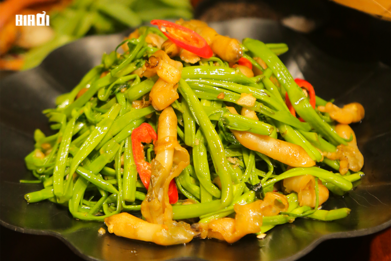 Ốc móng tay xào rau muống - món nhậu đậm đà tại Bia Ơi - biaoi.vn