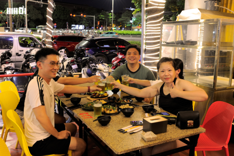 Mưa Hà Nội Ăn Gì Ngon Nhất? Điểm Danh Menu Lẩu – Nướng Khói Nghi Ngút Cực “Cuốn” Tại Bia Ơi