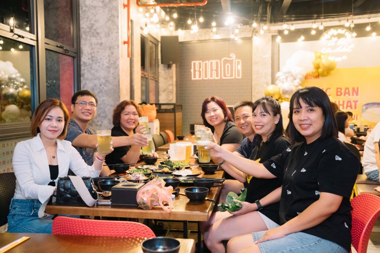 Ai Bảo Quán Bia Chỉ Dành Cho Các Anh? Khám Phá Tọa Độ “Nhậu Văn Minh” Của Chị Em Văn Phòng Tại Bia Ơi